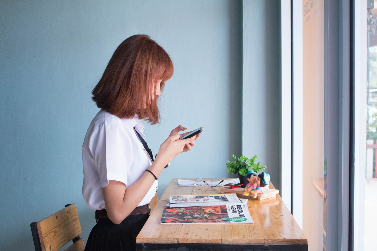 女子遭陌生男子扒衣，店主挺身而出